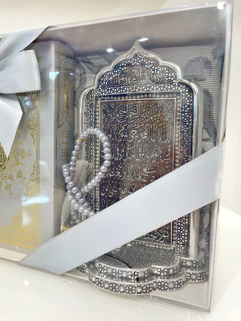 Set Regalo Spirituale Completo – Corano, Tappeto da Preghiera, Tasbih e Decorazione Ayat al-Kursi