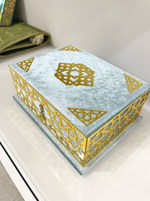 Corano di Lusso con Cofanetto Decorativo in Velluto e Accessori – Edizione con QR Code