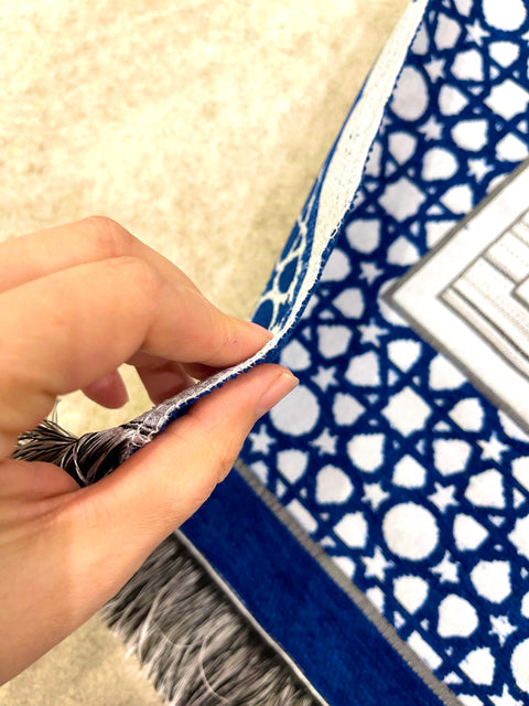 Set Regalo da Preghiera con Tappetino (Sajjāda) e Tasbih – Elegante Confezione Decorata