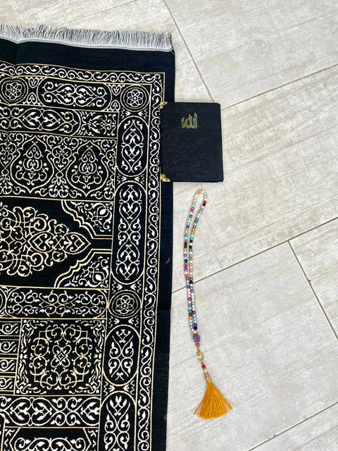 Set Preghiera Premium Nero & Oro – Tappeto + libricino Ya-sin Sharif + Tasbih